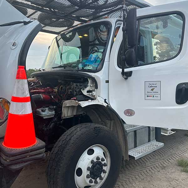 Bennett Mobile Truck Repair running diagnostics and troubleshooting an engine misfire on a fleet truck on the roadside broken down